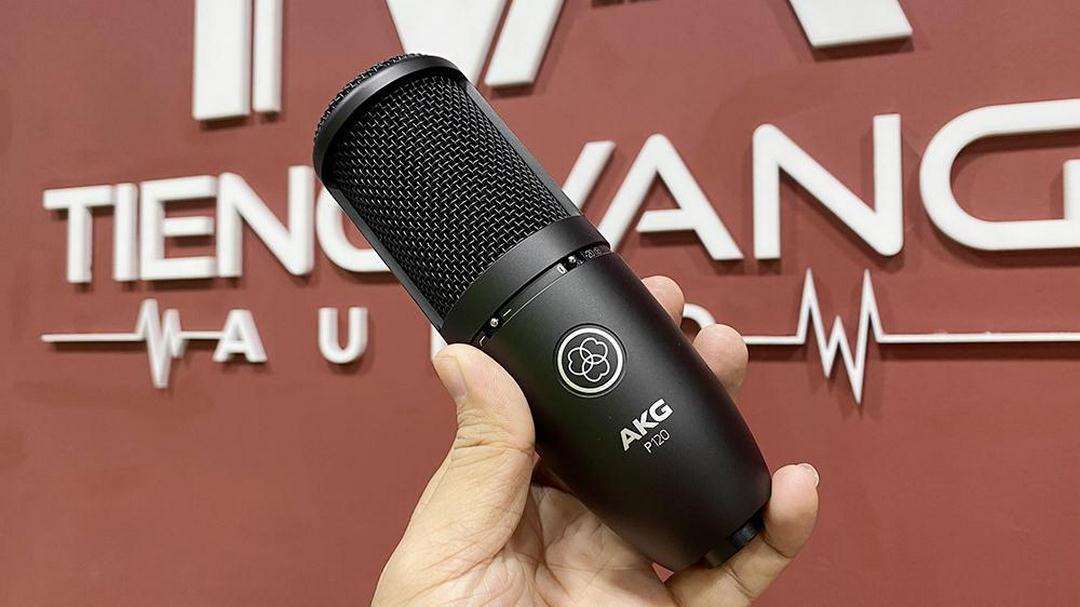 Mic AKG P120 cao cấp có kiểu dáng nhỏ gọn kết hợp màu đen huyền bí