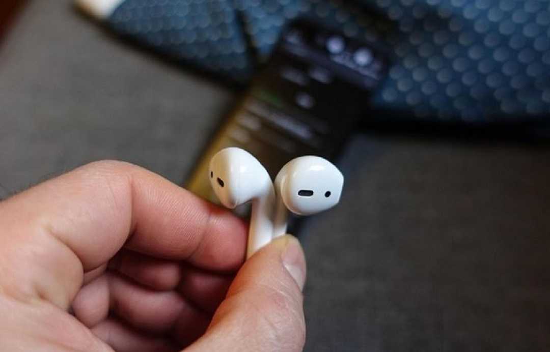 Tai nghe Airpods nhỏ gọn, vừa tai.